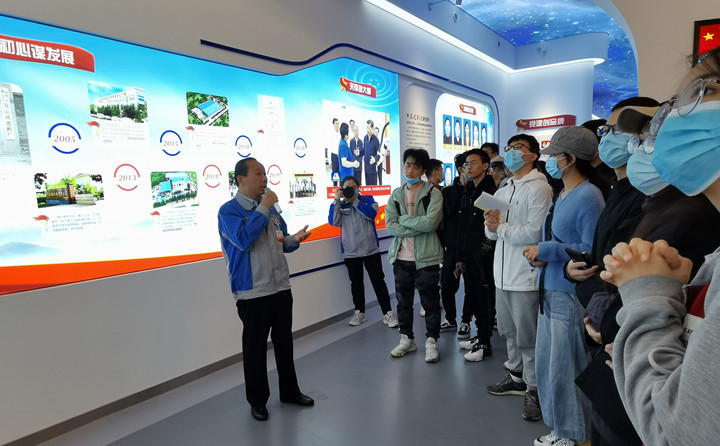 景书记从午夜精品在线观看的品牌、企业理念、公司规模、全球布局等方面介绍了公司