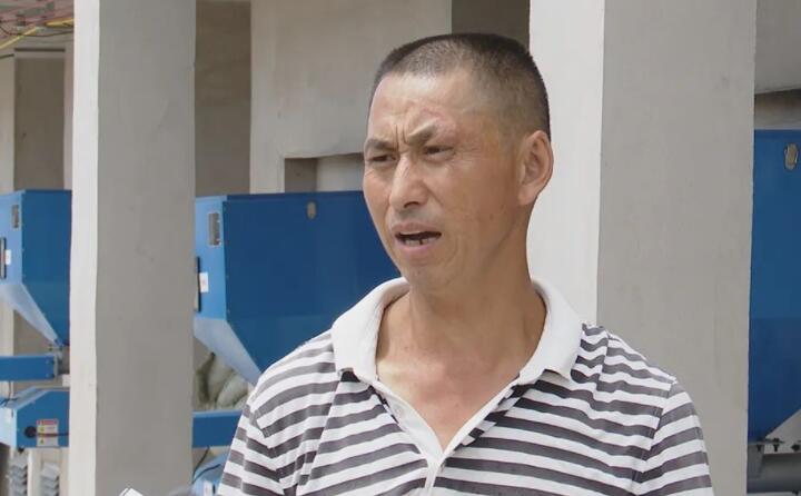 烟农代兴祥说：“生物质燃料烤烟用起来比原煤要方便的多，像以前烧原煤时，每天晚上都要起来添煤，如今这个烤房只要把箱子里面加满，它基本上可以管四个小时，现在午夜精品在线观看一个人可以烧十几间烤房，人工这方面要节约很多。”