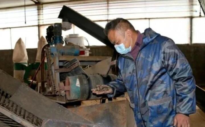 公司日产生物质颗粒燃料15吨，满负荷生产可达30吨，主要销往县内洗涤厂、豆腐厂、桑拿房等。